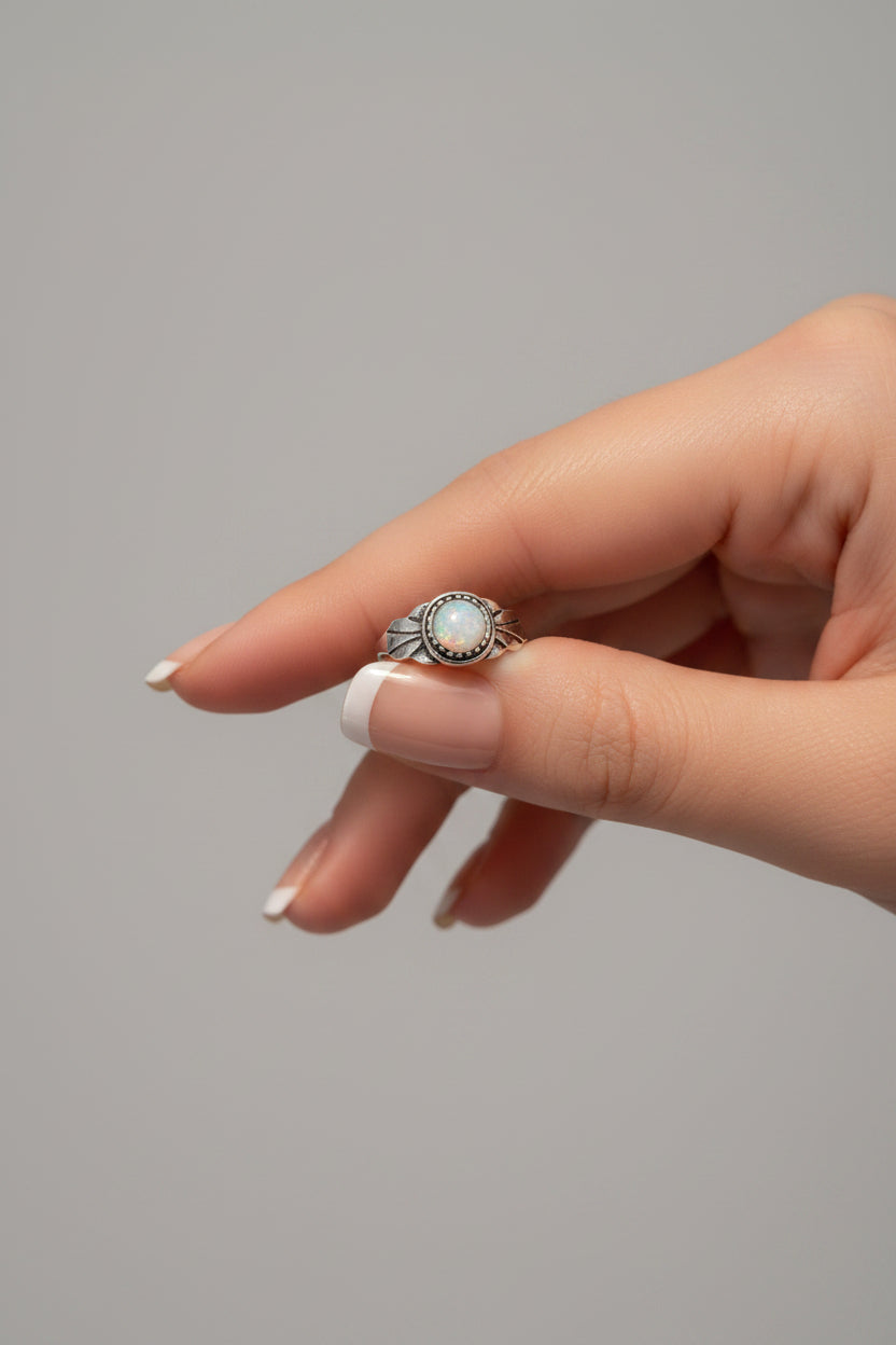 Ring - Vintage Style - Sterling Silver with Rainbow Moonstone - Size 6.5