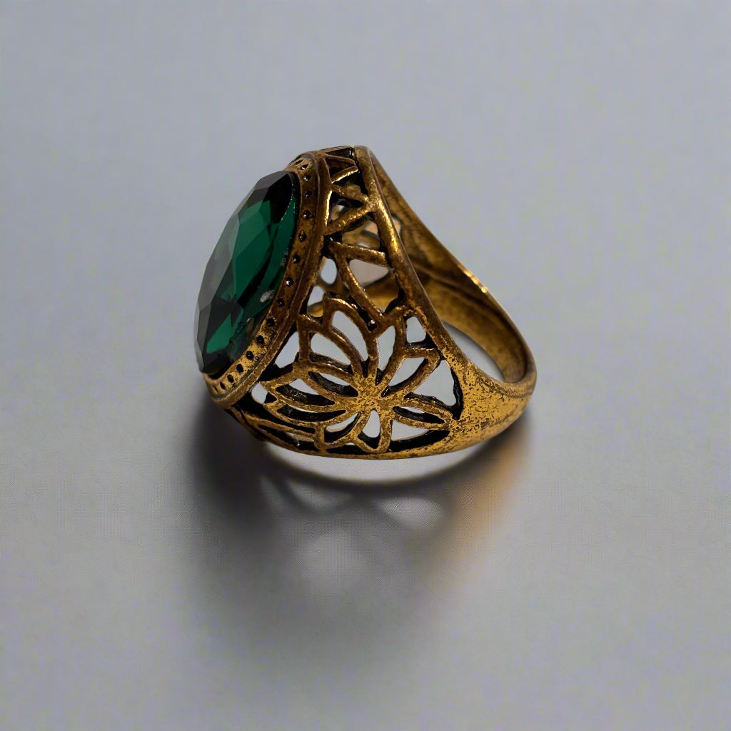 Ring - Filigree - Green Glass Gemstone