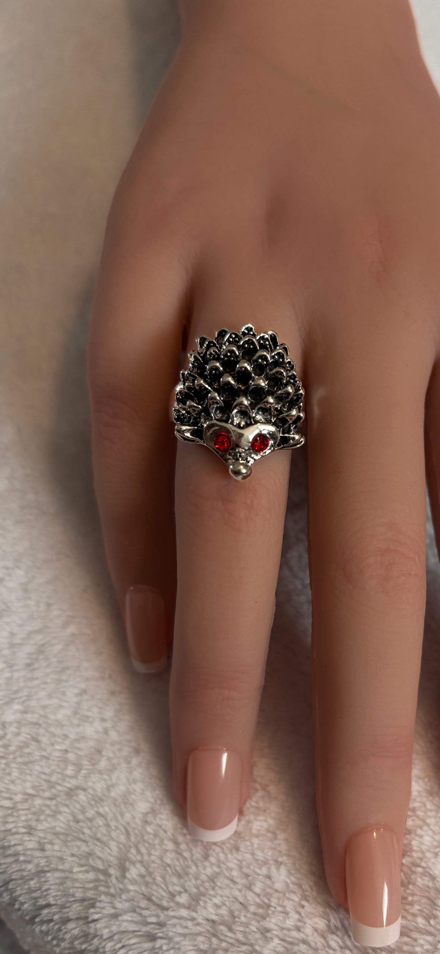 Ring - Silver Tone Hedgehog with Piercing Red Rhinestone Eyes - Size 7