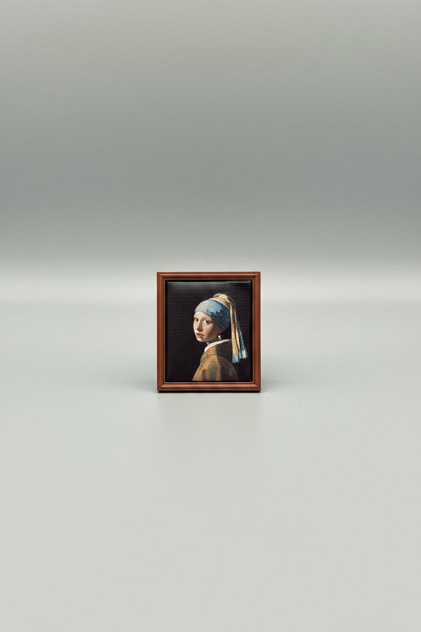 Mini Brands - ZURU - Masterpieces - Miniature -  Johannes Vermeer's iconic "Girl with a Pearl Earring"