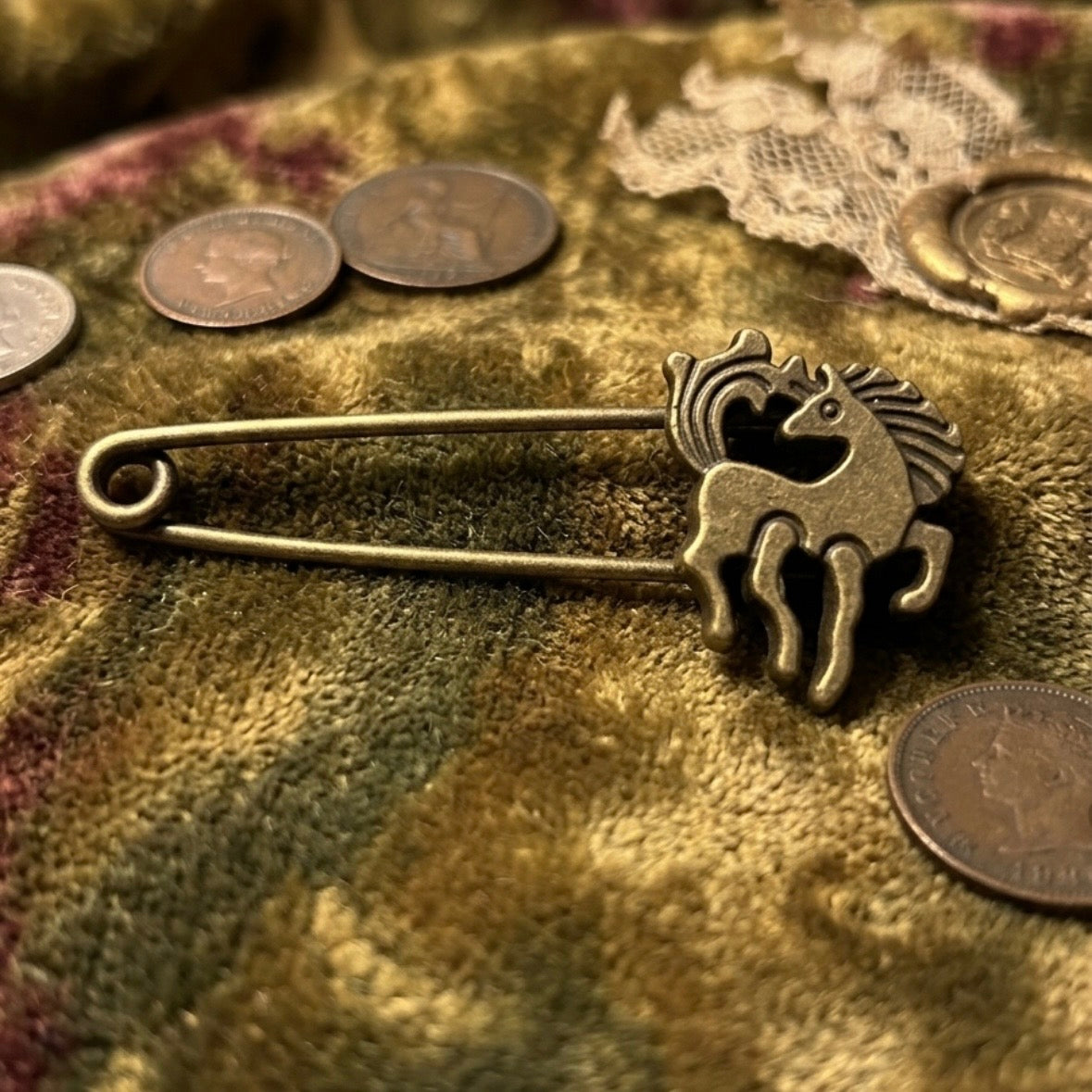 Vintage Style Tie Pin in Warm Bronze Tone