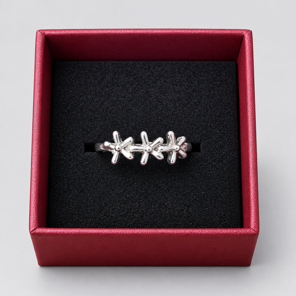 Rings - Sterling Silver - Three Dainty Flowers - Size 4