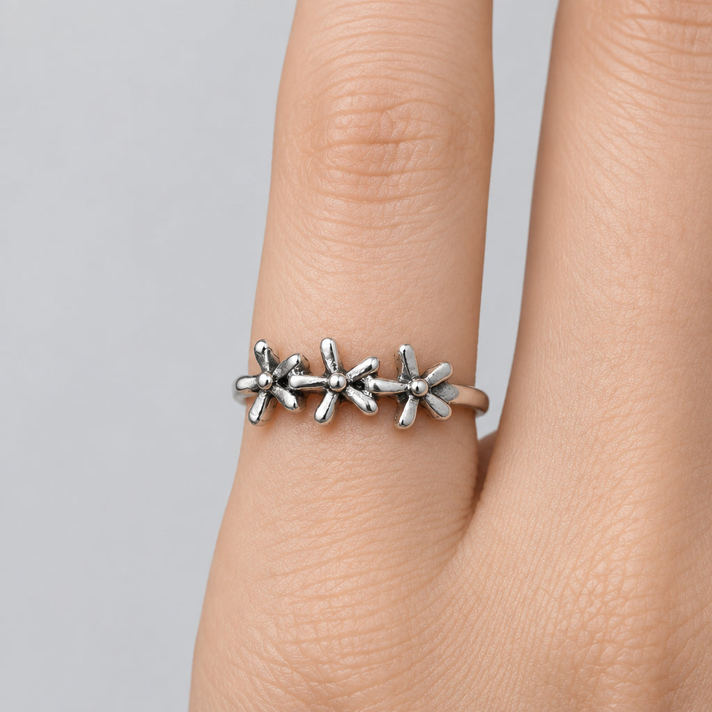 Rings - Sterling Silver - Three Dainty Flowers - Size 4