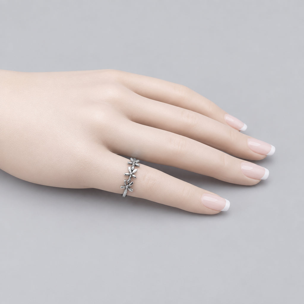 Rings - Sterling Silver - Three Dainty Flowers - Size 4