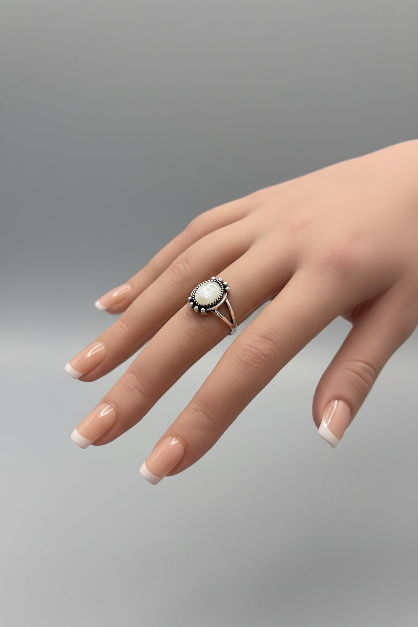 Ring - Vintage Style - Statement - White Opal - 8