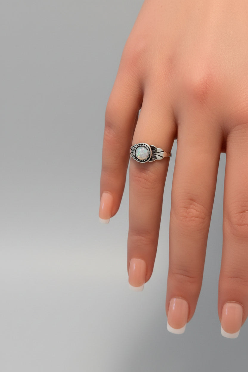 Ring - Vintage Style - Sterling Silver with Rainbow Moonstone - Size 6.5