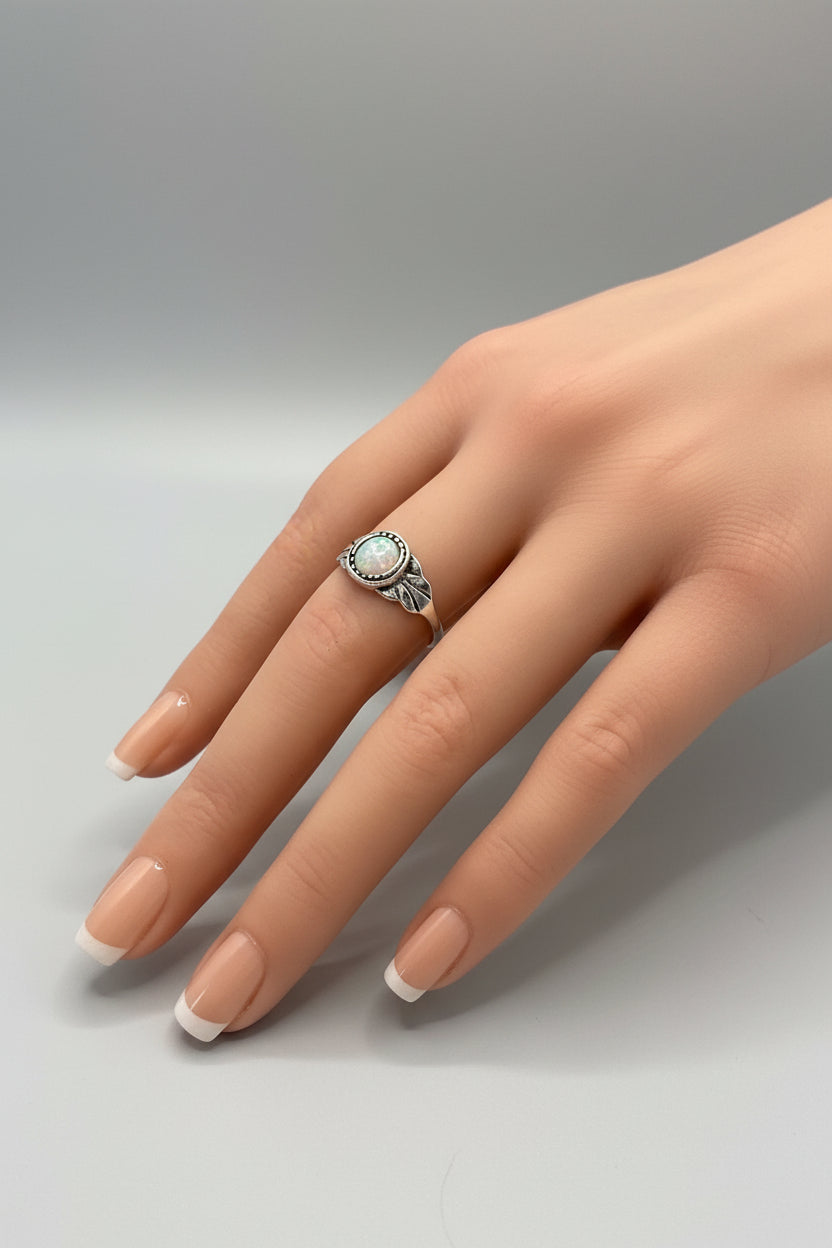 Ring - Vintage Style - Sterling Silver with Rainbow Moonstone - Size 6.5