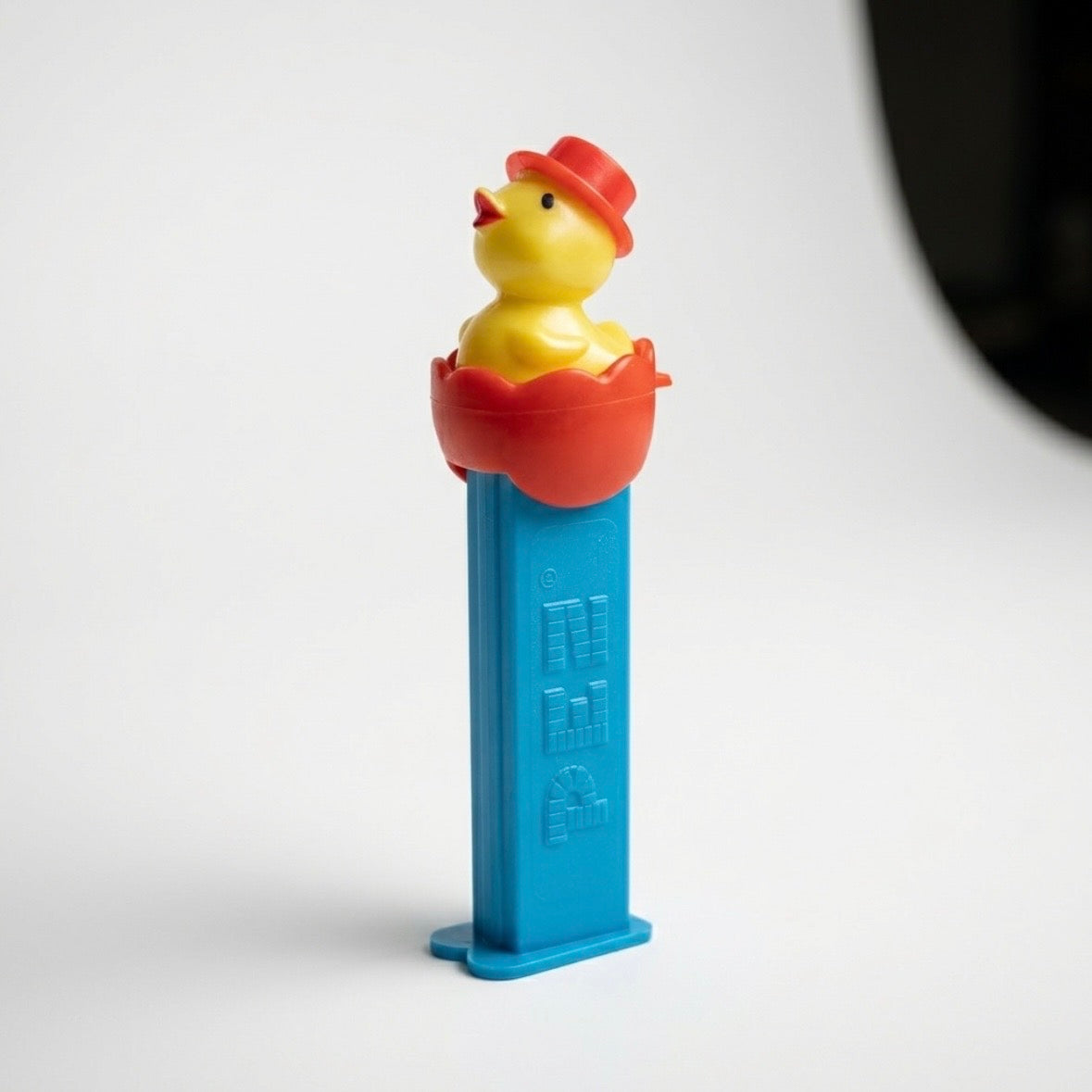 PEZ - Vintage - 1994 - Chick in Egg (Version B) - Candy Dispenser
