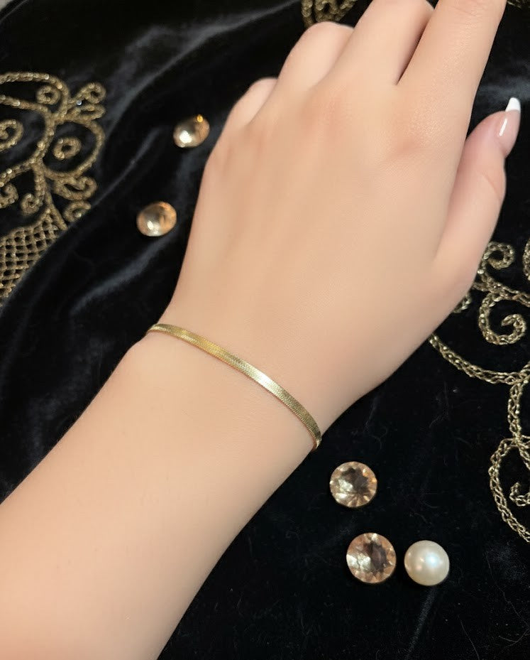 Elegant 7.5" Gold Tone Herringbone Chain Bracelet