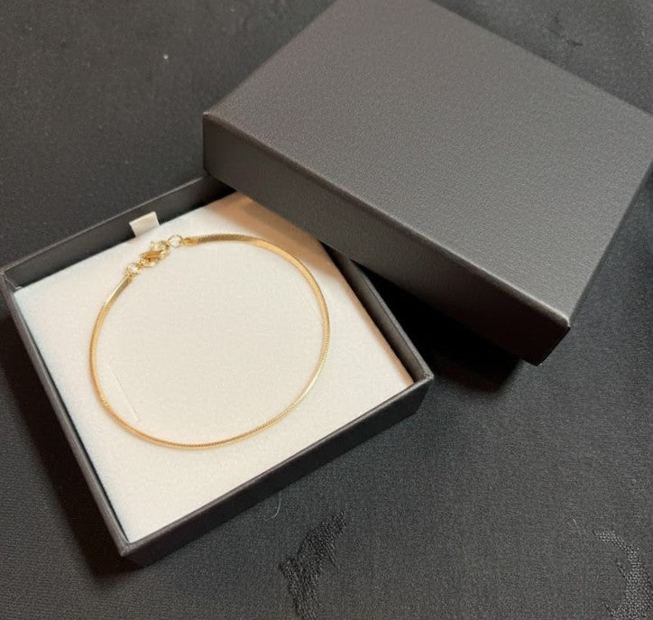 Elegant 7.5" Gold Tone Herringbone Chain Bracelet
